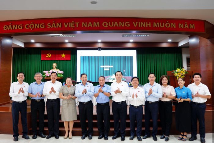 Tổng Thư ký Quốc hội, Chủ nhiệm Văn phòng Quốc hội Lê Quang Mạnh và các đại biểu tham dự hội nghị tiếp xúc cử tri