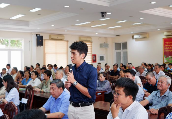 Cử tri phát biểu tại hội nghị tiếp xúc cử tri