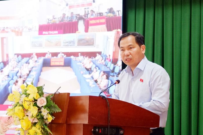 Tổng Thư ký Quốc hội, Chủ nhiệm Văn phòng Quốc hội Lê Quang Mạnh trao đổi về các vấn đề cử tri đặt ra tại hội nghị