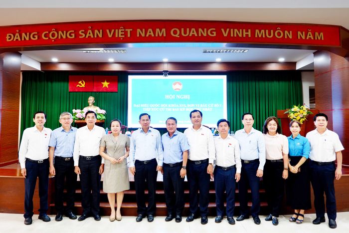 Tổng Thư ký Quốc hội, Chủ nhiệm Văn phòng Quốc hội Lê Quang Mạnh và các đại biểu tham dự hội nghị tiếp xúc cử tri