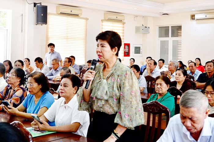 Cử tri phát biểu tại hội nghị tiếp xúc cử tri