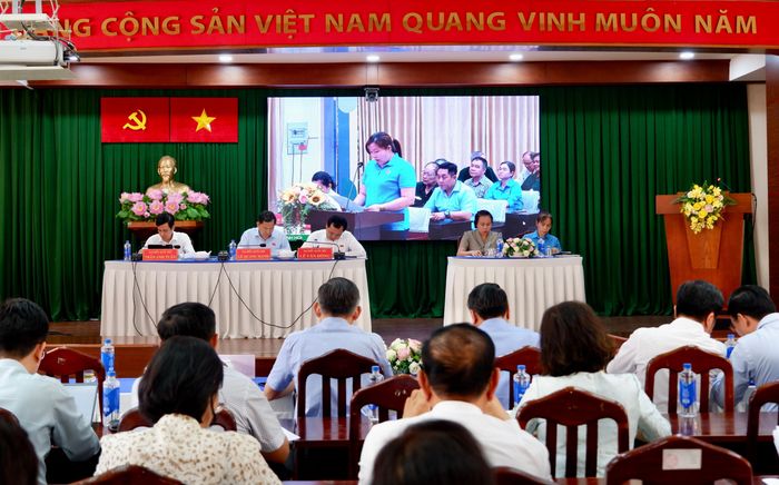 Cử tri phát biểu tại các điểm cầu trực tuyến