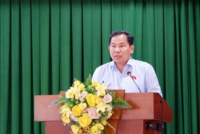 Tổng Thư ký Quốc hội, Chủ nhiệm Văn phòng Quốc hội Lê Quang Mạnh trao đổi về các vấn đề cử tri đặt ra tại hội nghị