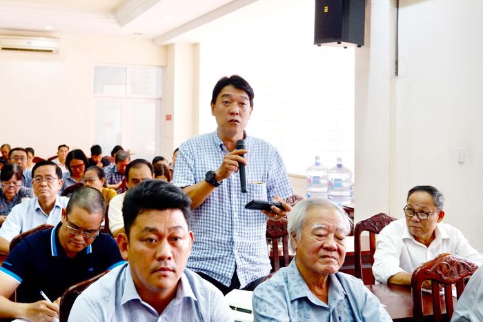Cử tri phát biểu tại hội nghị tiếp xúc cử tri
