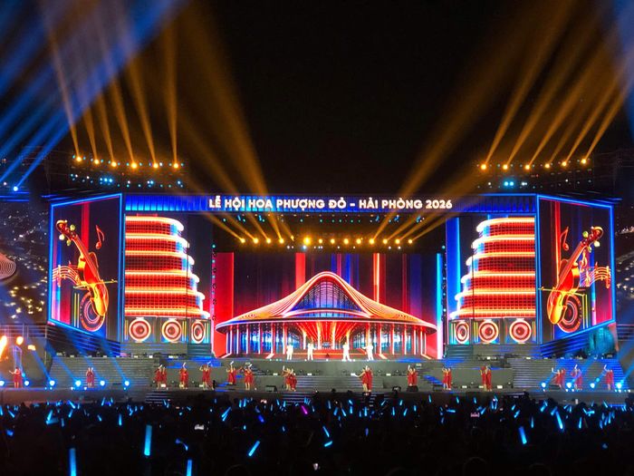 Lễ khai mạc Lễ Hội Hoa Phượng Đỏ 2026 bùng nổ với những màn trình diễn ấn tượng. Ảnh: Đàm Thanh