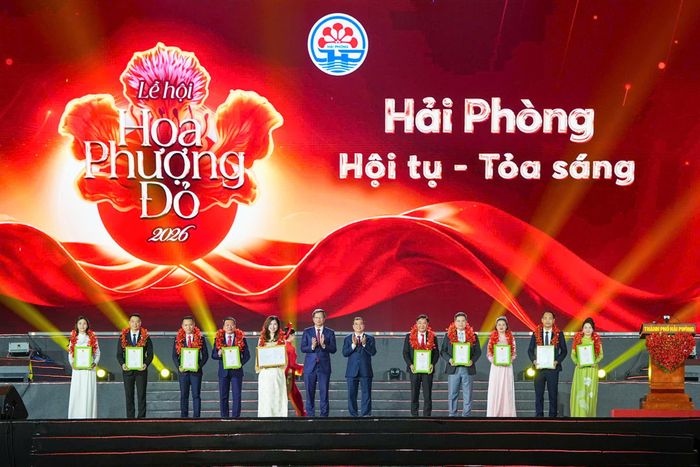 Lãnh đạo thành phố trao Quyết định công nhận Khu du lịch Vũ Yên là Khu du lịch cấp tỉnh, vinh danh 9 cơ sở du lịch tiêu biểu, xuất sắc đạt tiêu chí Du lịch xanh thành phố Hải Phòng. Ảnh: Đàm Thanh