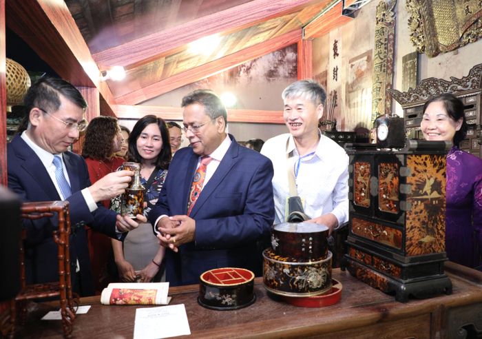 Các đại biểu tham quan không gian văn hóa làng nghề Chuyên Mỹ