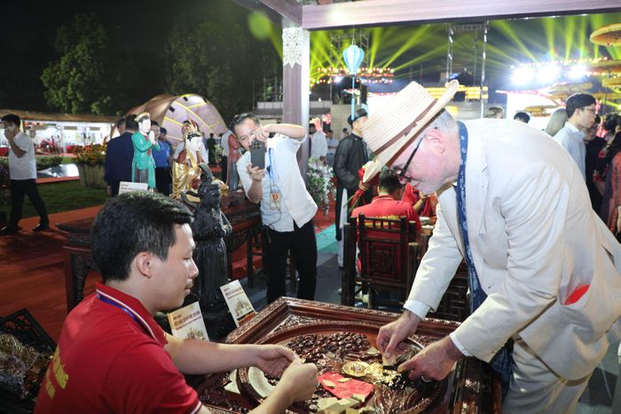 Các đại biểu trực tiếp trải nghiệm làm sản phẩm