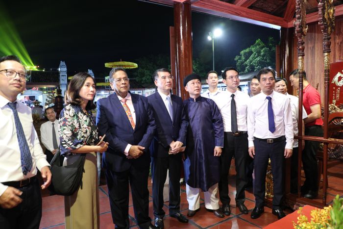 Các đại biểu tham quan không gian văn hóa làng nghề Sơn Đồng