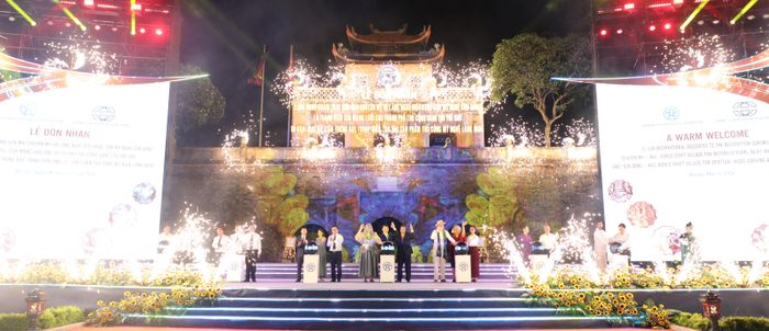Các đại biểu khai mạc sự kiện trưng bày trình diễn các tác phẩm thủ công mỹ nghệ làng nghề
