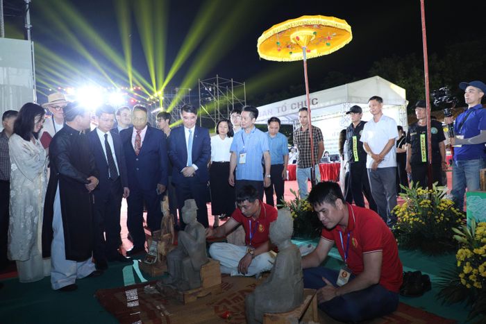 Nhiều sản phẩm thủ công mỹ nghệ được giới thiệu đến các đại biểu