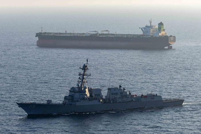 Tàu khu trục USS Rafael Peralta thực thi lệnh phong tỏa của Mỹ đối với các cảng của Iran nhằm vào tàu M/T Stream sau khi con tàu này tìm cách di chuyển tới một cảng của Iran hôm 26/4. Ảnh: X/@CENTCOM