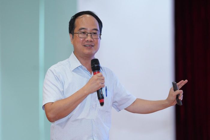 Giảng viên Lê Duy Tiến hướng dẫn học viên trực tiếp thực hành trên nhiều nền tảng AI