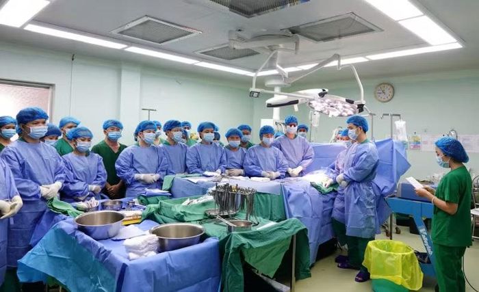 Tập thể chuyên gia y tế tri ân người hiến tạng trước khi thực hiện phẫu thuật lấy tạng. 