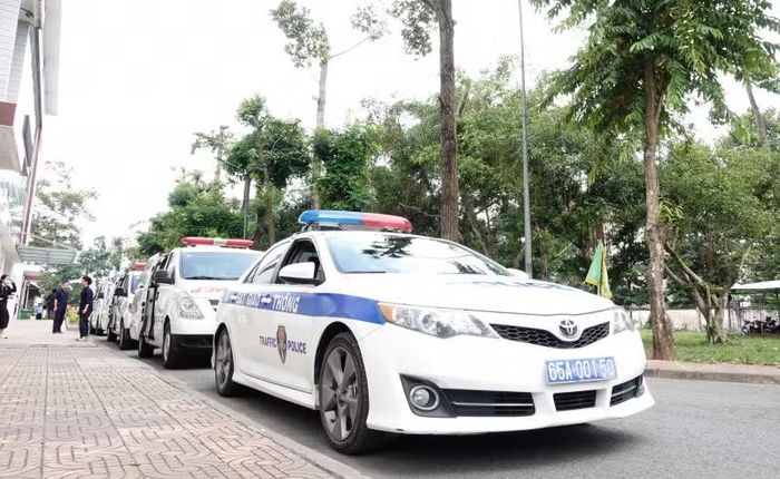 CSGT Công an TP Cần Thơ hỗ trợ dẫn đường ra sân bay Cần Thơ để vận chuyển tạng ra Hà Nội. 