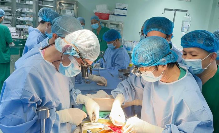 Các bác sĩ ghép thận cho bệnh nhân tại BVĐKTƯ Cần Thơ. 