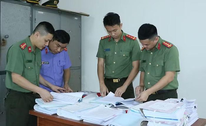 Lực lượng Công an khám xét tài liệu liên quan.