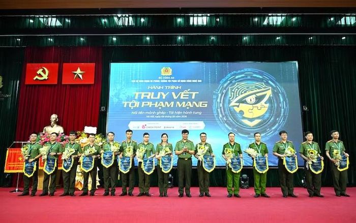 Đại tá Nguyễn Hồng Quân trao cờ lưu niệm tặng các đội thi.