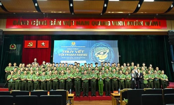 Các đại biểu chụp ảnh lưu niệm.