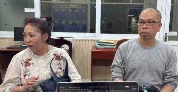 Nguyen Nga Thi To (Nguyễn Thị Tố Nga) và Nguyen Van Hung (Nguyễn Văn Hùng) bị truy nã về tội danh "Vận chuyển tiền trái phép qua biên giới".