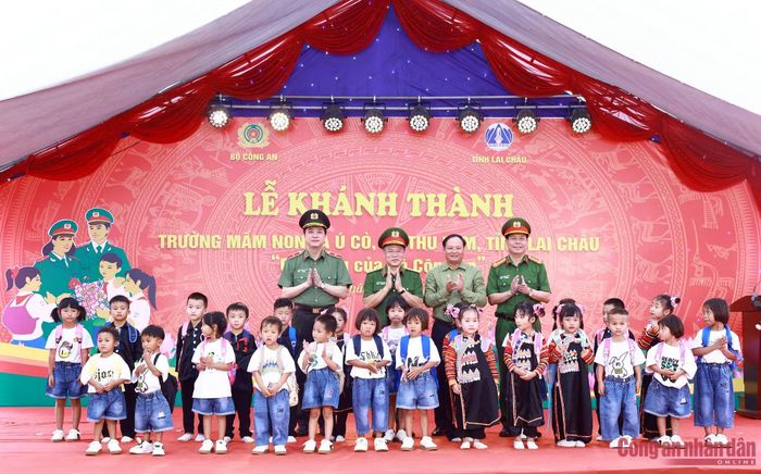 Thứ trưởng Nguyễn Văn Long và Bí thư Tỉnh ủy Lai Châu Lê Minh Ngân cùng đại diện lãnh đạo Công an tỉnh Lai Châu trao quà tặng các cháu học sinh.