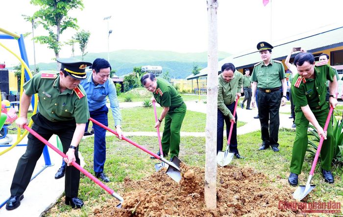 Thứ trưởng Nguyễn Văn Long và Bí thư Tỉnh ủy Lai Châu Lê Minh Ngân cùng các đại biểu trông cây lưu niệm trong khuôn viên trường.
