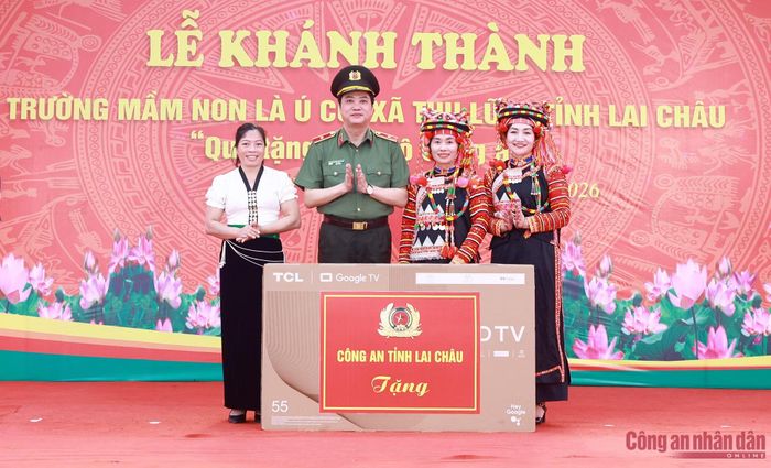 Thiếu tướng Nguyễn Viết Giang, Giám đốc Công an tỉnh trao quà tặng điểm trường.