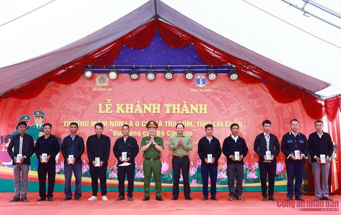 Thứ trưởng Nguyễn Văn Long và Bí thư Tỉnh ủy Lai Châu Lê Minh Ngân trao quà tặng các trưởng bản, các hộ dân.