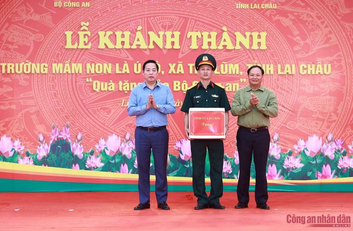 Bí thư Tỉnh ủy Lai Châu Lê Minh Ngân và Chủ tịch UBND tỉnh Lai Châu Hà Quang Trung trao quà tặng trường Mầm non Là Ú Cò, các hộ dân xã Thu Lũm...