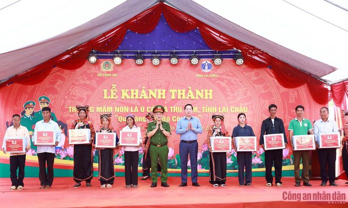Thứ trưởng Nguyễn Văn Long và Chủ tịch UBND tỉnh Lai Châu Hà Quang Trung trao quà tặng các hộ gia đình chính sách.