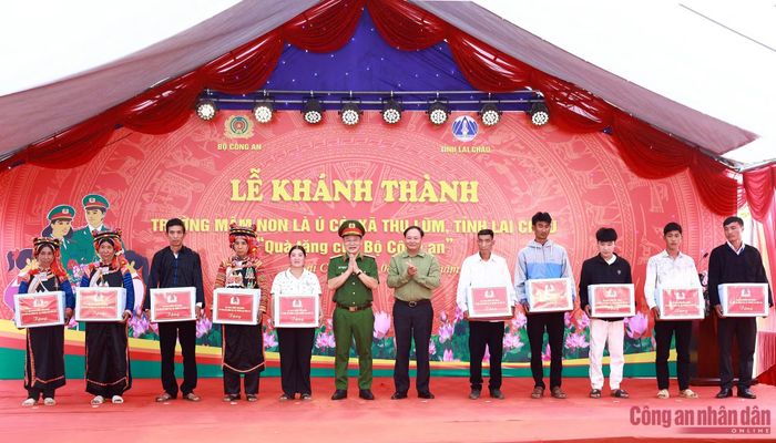 Thứ trưởng Nguyễn Văn Long và Bí thư Tỉnh ủy Lai Châu Lê Minh Ngân trao quà của Bộ trưởng Lương Tam Quang tặng các hộ gia đình chính sách.