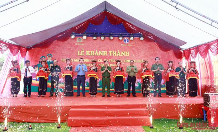 Thứ trưởng Nguyễn Văn Long và Bí thư Tỉnh ủy Lai Châu Lê Minh Ngân cùng các đại biểu thực hiện nghi lễ cắt băng khánh thành.