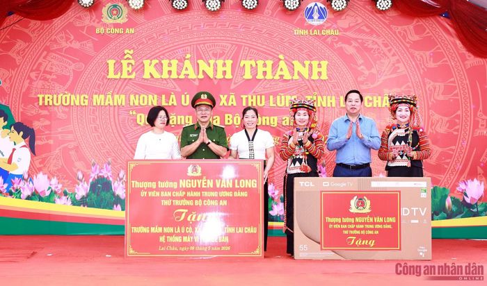 Thứ trưởng Nguyễn Văn Long và Chủ tịch UBND tỉnh Lai Châu Hà Quang Trung trao quà tặng trường Mầm non Là Ú Cò.