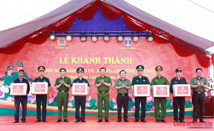 Đại diện lãnh đạo các đơn vị chức năng Bộ Công an trao quà tặng các lực lượng tỉnh Lai Châu.