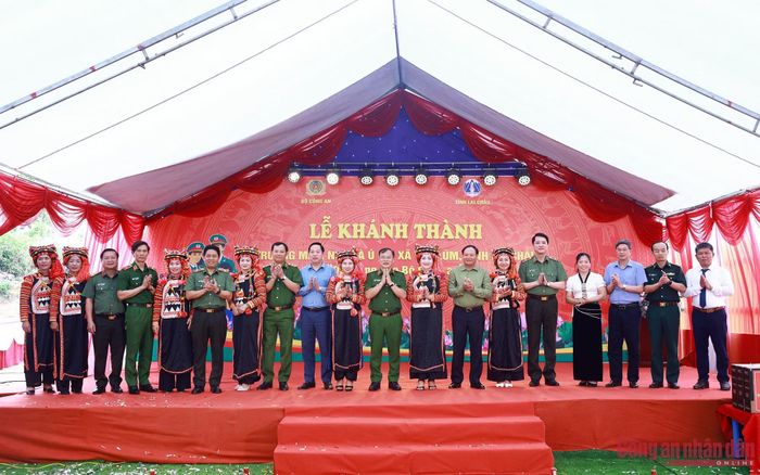 Thứ trưởng Nguyễn Văn Long và Bí thư Tỉnh ủy Lai Châu Lê Minh Ngân cùng các đại biểu.
