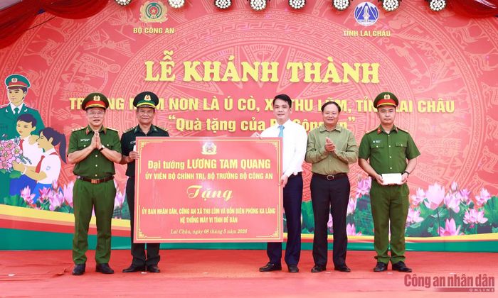 Thứ trưởng Nguyễn Văn Long và Bí thư Tỉnh ủy Lai Châu Lê Minh Ngân trao quà của Đại tướng Lương Tam Quang, Ủy viên Bộ Chính trị, Bộ trưởng Bộ Công an tặng các lực lượng xã Thu Lũm.