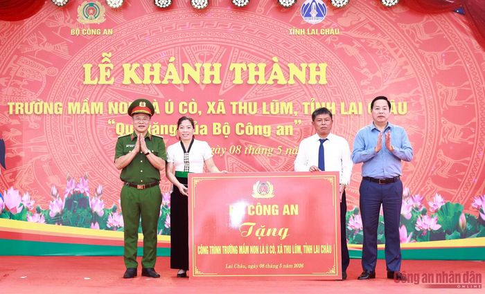 Thứ trưởng Nguyễn Văn Long và Chủ tịch UBND tỉnh Lai Châu Hà Quang Trung trao quà tặng trường Mầm non Là Ú Cò.