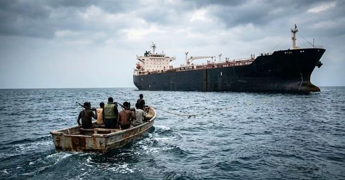 Một toán cướp biển Somalia đang hướng đến con tàu chở dầu. Ảnh: Marine Insight.
