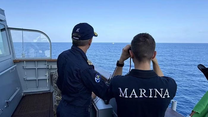 Các thủy thủ trên một tàu chiến của EU trong chuyến tuần tra ngoài khơi Somalia. Ảnh: EUNAVFOR.