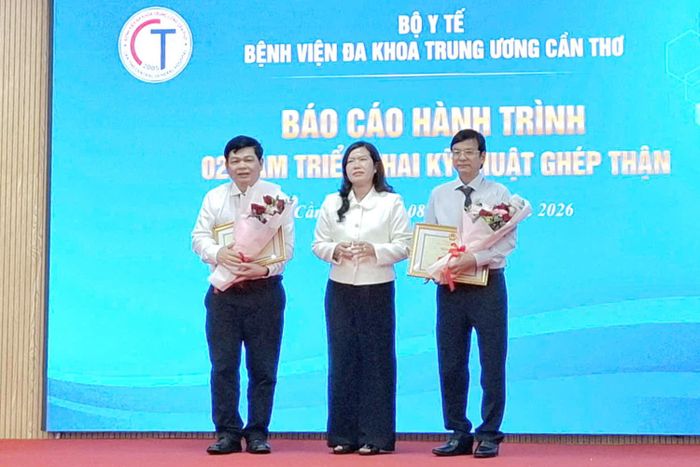 Phó chủ tịch UBND TP Cần Thơ Nguyễn Thị Ngọc Điệp trao bằng khen cho lãnh đạo BVĐK TW Cần Thơ.