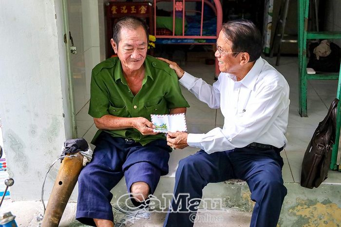 Ông Ngô Vũ Đại đồng hành giúp đỡ ông Nguyễn Văn Nhỏ, thương binh 1/4, mưu sinh bằng nghề bán vé số tại phường Bạc Liêu.