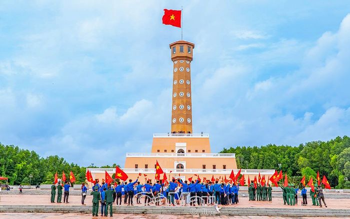 Phong trào thi đua yêu nước lan tỏa sâu rộng qua các hoạt động tri ân về nguồn. (Trong ảnh: Cựu chiến binh, đoàn viên, học sinh về nguồn tại Cột cờ Hà Nội, xã Đất Mũi). Ảnh: NHẬT MINH