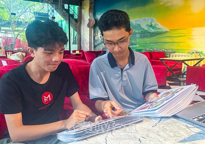 Hai em Phạm Lê Ðại Anh và Phạm Anh Khoa chỉnh sửa Dự án “Xây dựng hệ thống podcast học từ vựng cốt lõi trong sinh hoạt hằng ngày, được hỗ trợ bởi công nghệ AI” của nhóm.