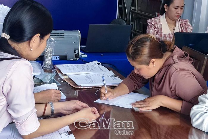 Giúp người dân kê khai, làm thủ tục theo quy định.