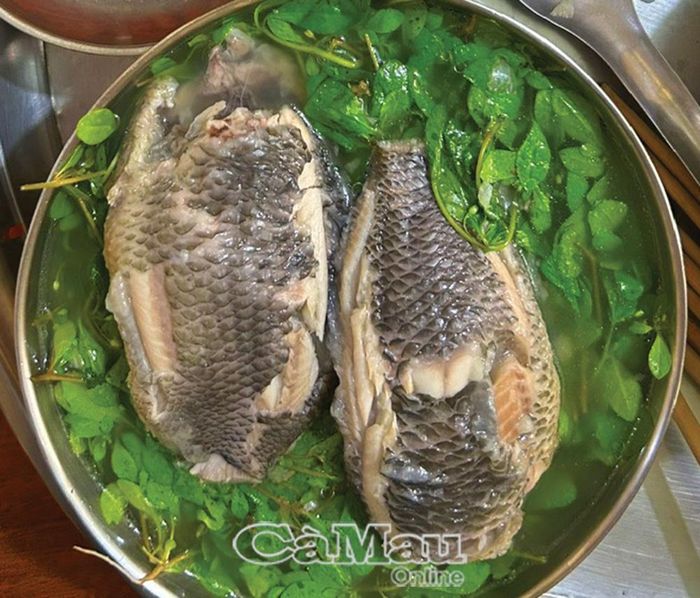 Rau đắng đất xanh mướt gặp nước nóng liền mềm ra nhưng vẫn giữ được màu xanh và độ giòn rất riêng, hoà quyện với vị ngọt của cá rô đồng, tạo nên hương vị khó quên.