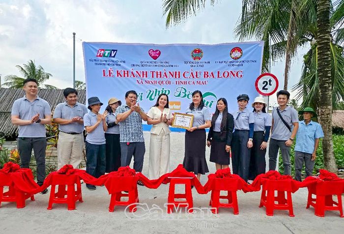  Bà Tiêu Việt Tiên, Phó Chủ tịch Hội Nông dân tỉnh Cà Mau, trao Bằng khen của BCH Hội Nông dân tỉnh cho đại diện Tập đoàn Parker Hannifin.