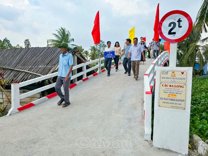 Cầu Ba Long đưa vào sử dụng, tạo điều kiện thuận lợi cho người dân đi lại và giao thương hàng hóa