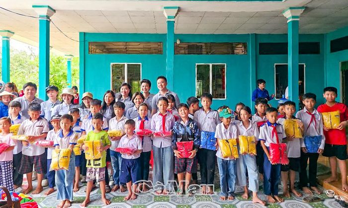 Đại diện Tập đoàn Parker Hannifin trao quà cho học sinh có hoàn cảnh khó khăn trên địa bàn xã Ninh Quới.