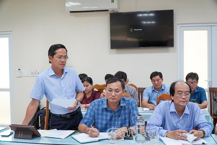 Ông Tạ Thanh Vũ, Phó Giám đốc Sở Giáo dục và Đào tạo tỉnh trao đổi, thảo luận, rút kinh nghiệm sau Kỳ thi thử tốt nghiệp THPT năm 2026.