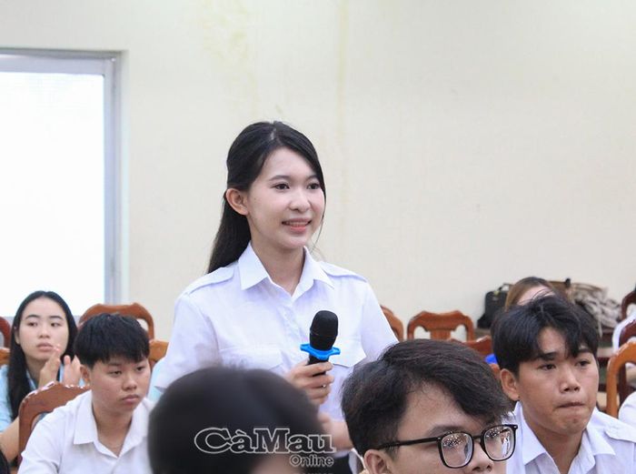 Sinh viên Biện Hồng Nhạn, Trường Cao đẳng nghề Việt Nam - Hàn Quốc Cà Mau, chia sẻ những vấn đề quan tâm tại diễn đàn.